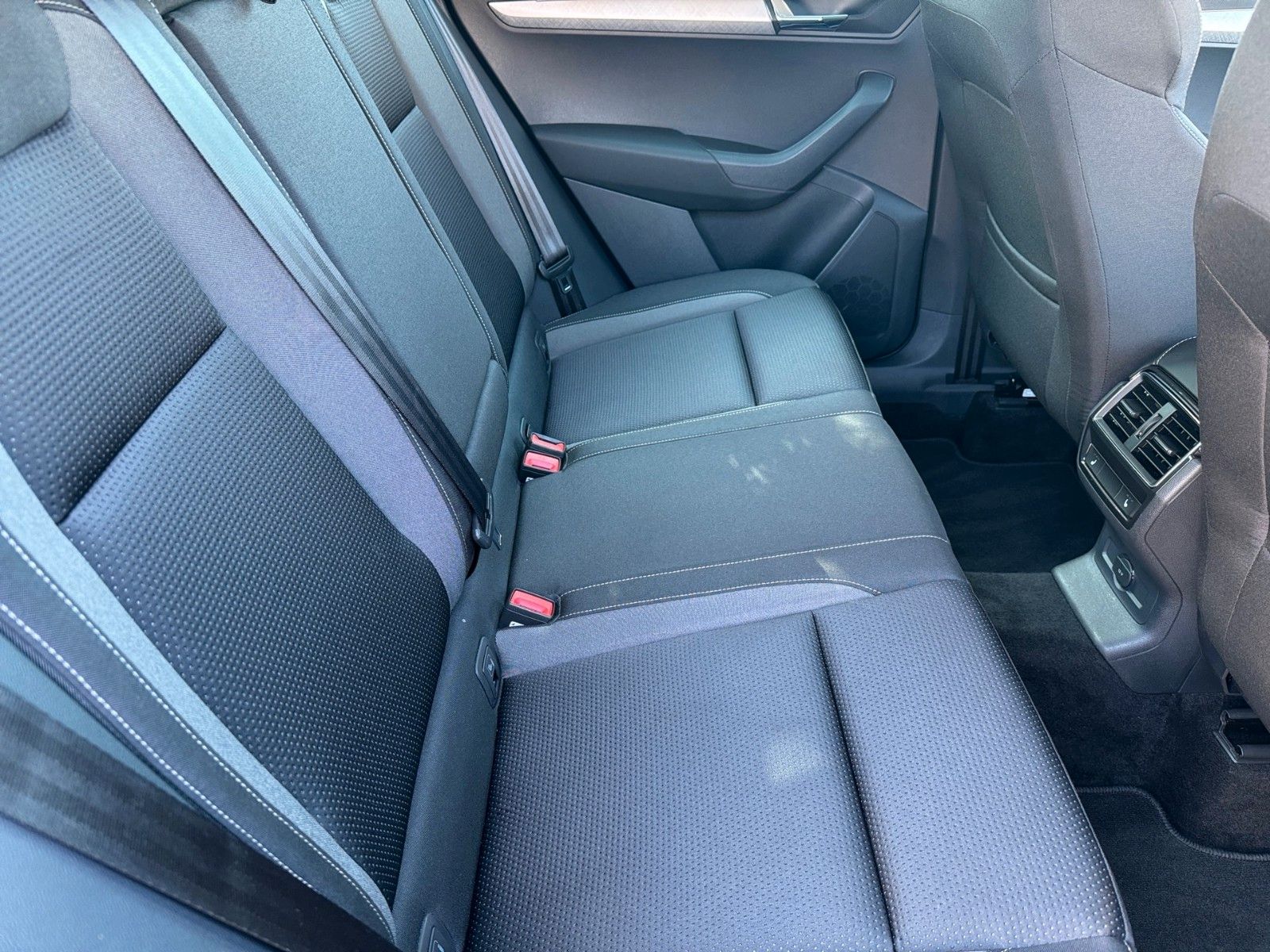 Fahrzeugabbildung SKODA Karoq Ambition Tour 1.5 TSI