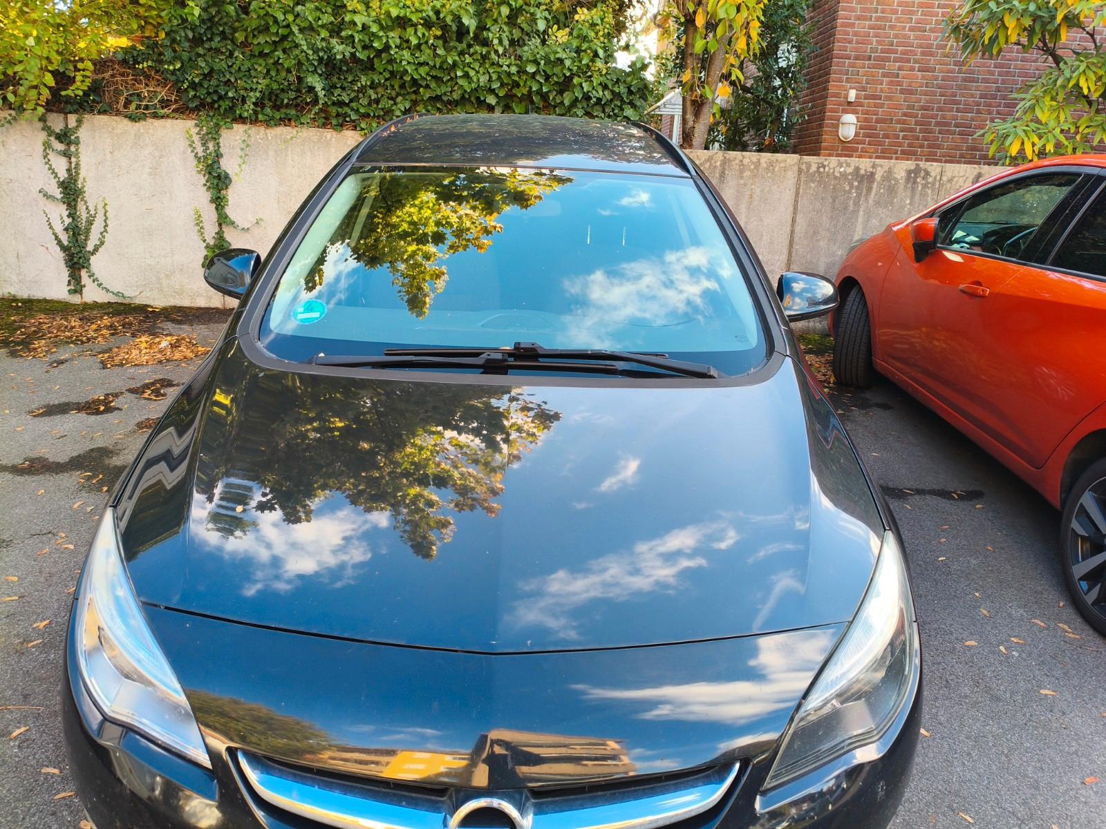 Opel Astra 2012 — interior