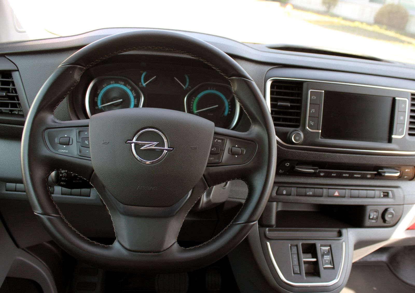 Fahrzeugabbildung Opel Vivaro-e Kasten M 75kWh Elegance 360° PDC TEMP