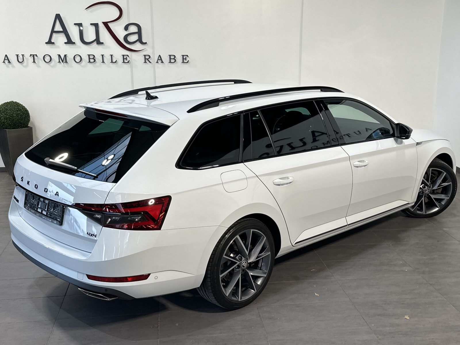 Fahrzeugabbildung SKODA Superb Combi Sportline 4x4 NAV+LED+AHK+360°+19ZO