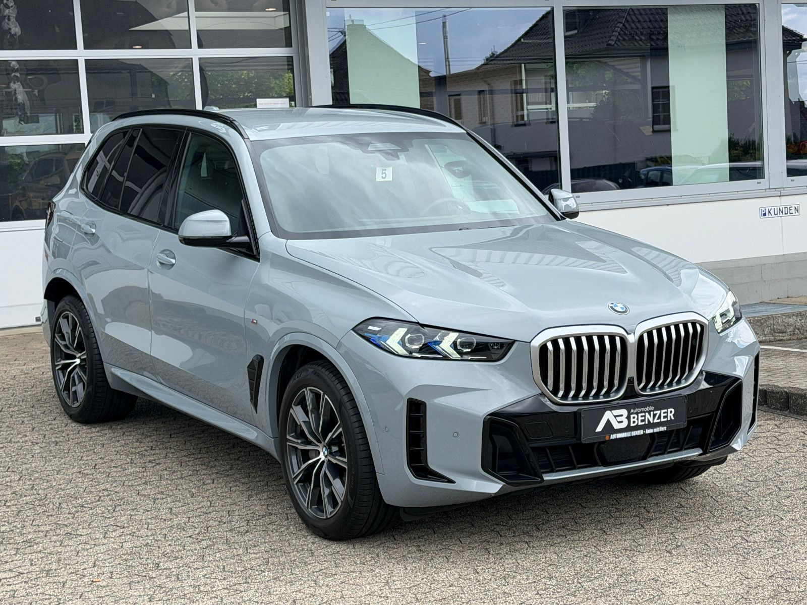 Fahrzeugabbildung BMW X5 30 d xDrive M Sport/HEAD-UP/360°/SOUND/AMBIEN