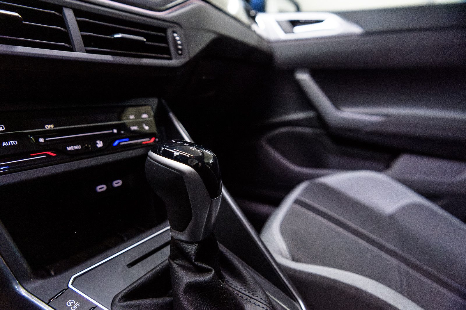 Fahrzeugabbildung Volkswagen Polo Style 1.0l TSI +DSG + Navi + IQ Drive