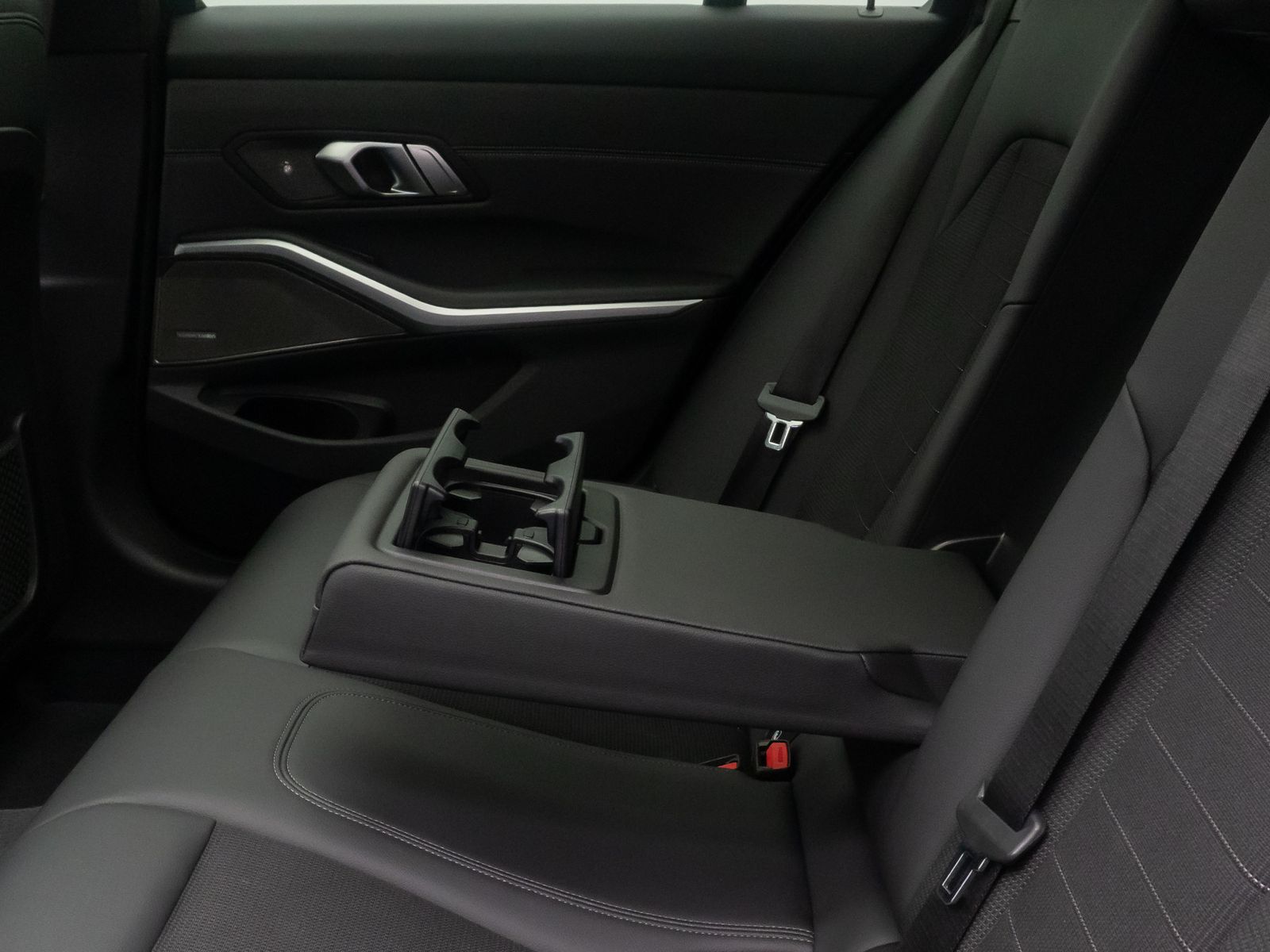 Fahrzeugabbildung BMW 320d ACC Alarm HUD DAB H/K Panoram Sportsitz 19"