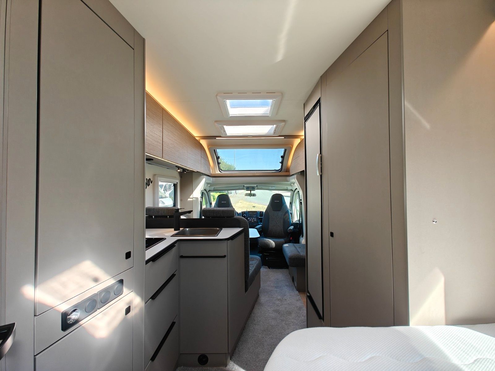 Fahrzeugabbildung Bürstner Campeo TD 660 - Combi 6DE, Lithium, Solar, Luft