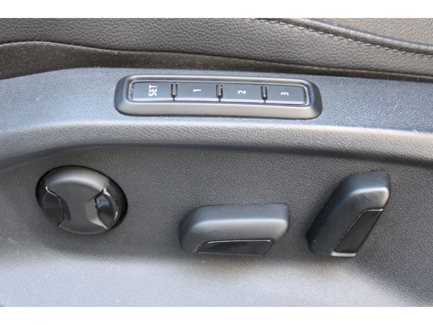 Fahrzeugabbildung SEAT Tarraco Xcellence 4Drive Pano LED ACC AHK StHZg