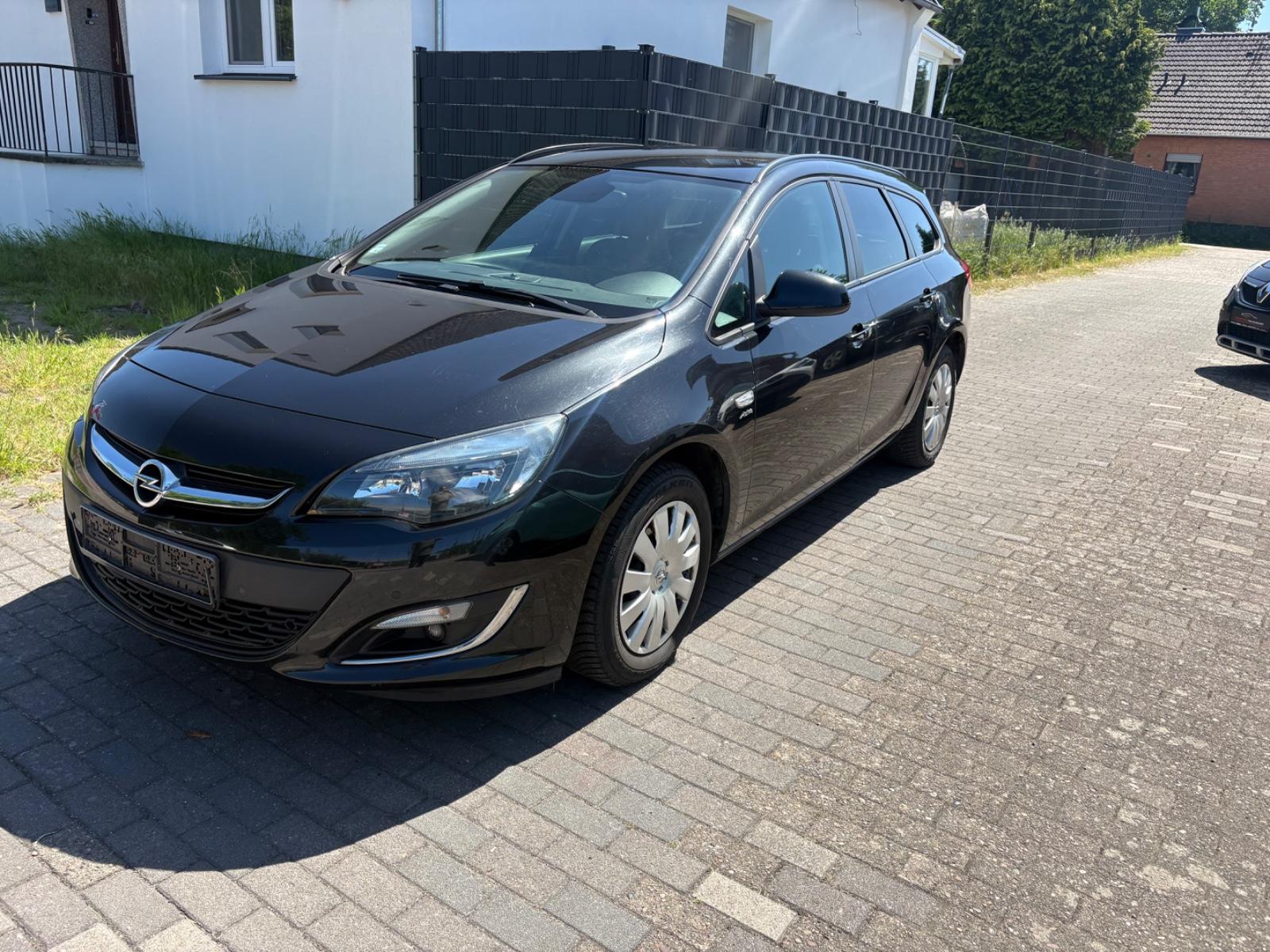 Opel Astra 2013 — rear view