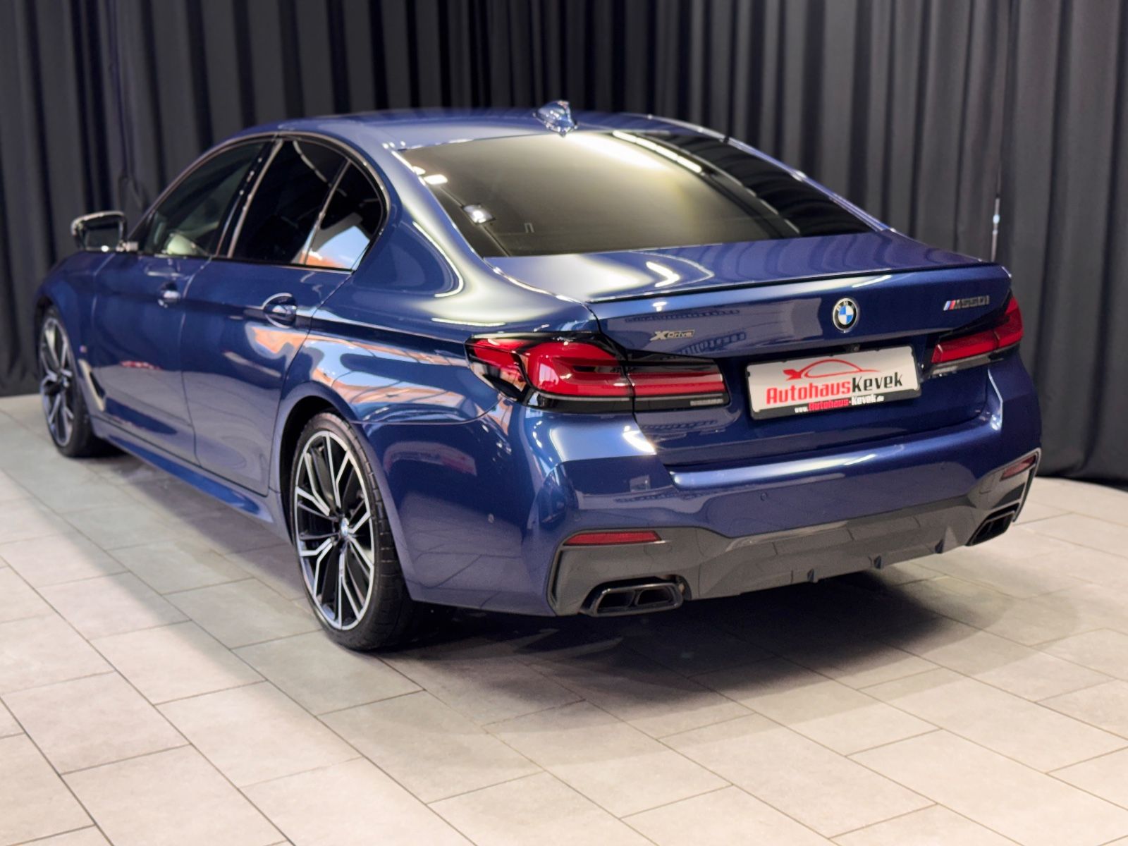 Fahrzeugabbildung BMW M550i Lim. xDrive|LASER|HEAD-UP|AHK|SCHIEBEDACH|