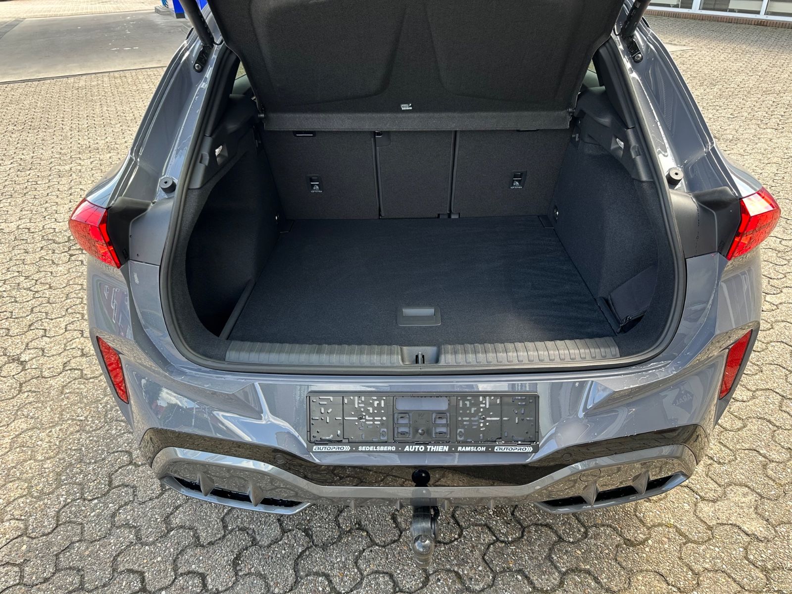 Fahrzeugabbildung CUPRA Terramar 1.5 eTSI DSG AHK/Navi/LED/ACC/18"