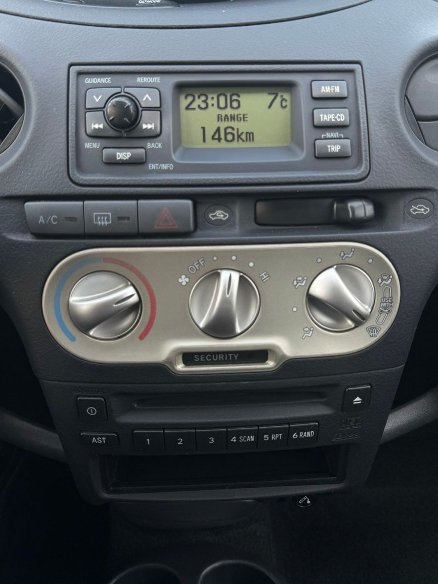 Fahrzeugabbildung Toyota Yaris 1.0 Sol