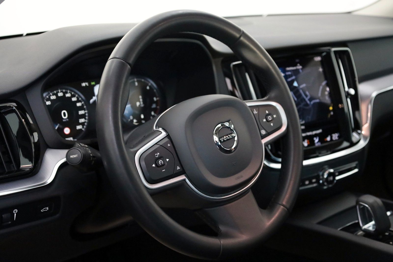 Fahrzeugabbildung Volvo V60 Kombi Momentum Pro Navi,LED,SH,360°,AppleCar