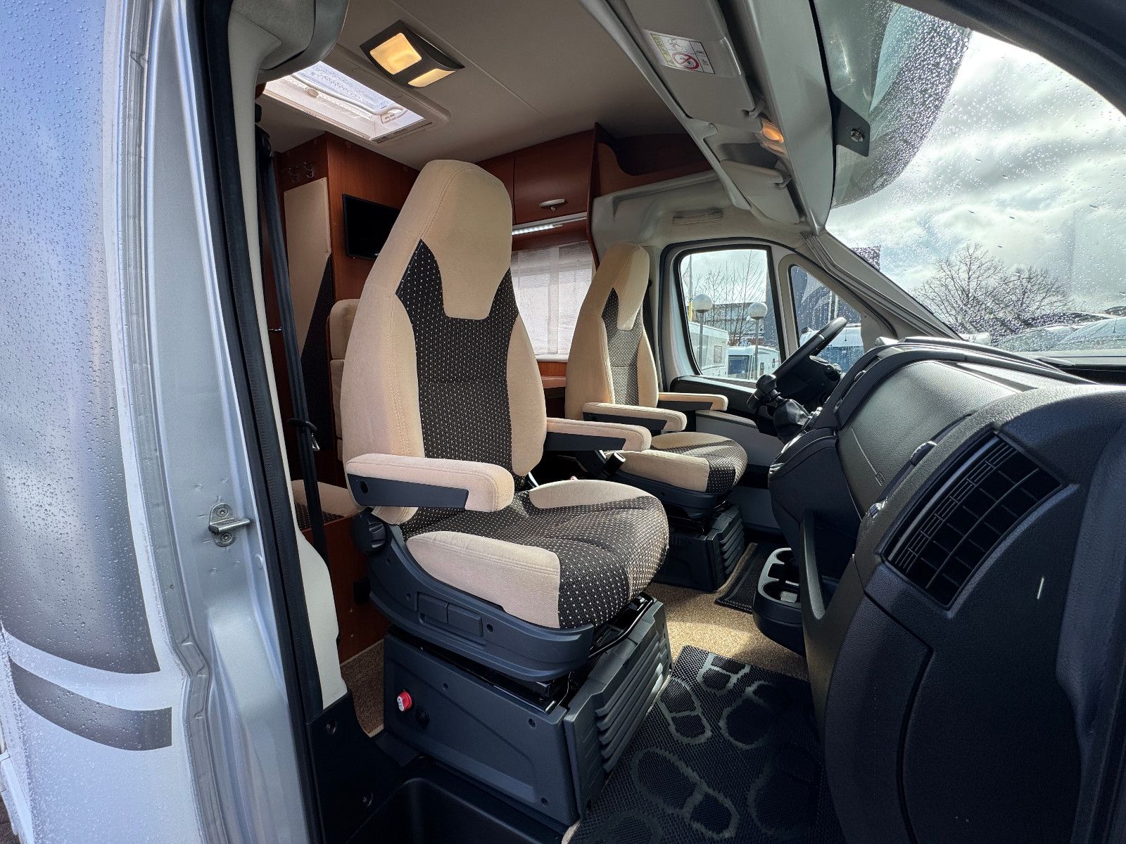 Vehicle image Miller TORONTO FIAT DUCATO SOLAR 2X TV SAT LUFTFEDER