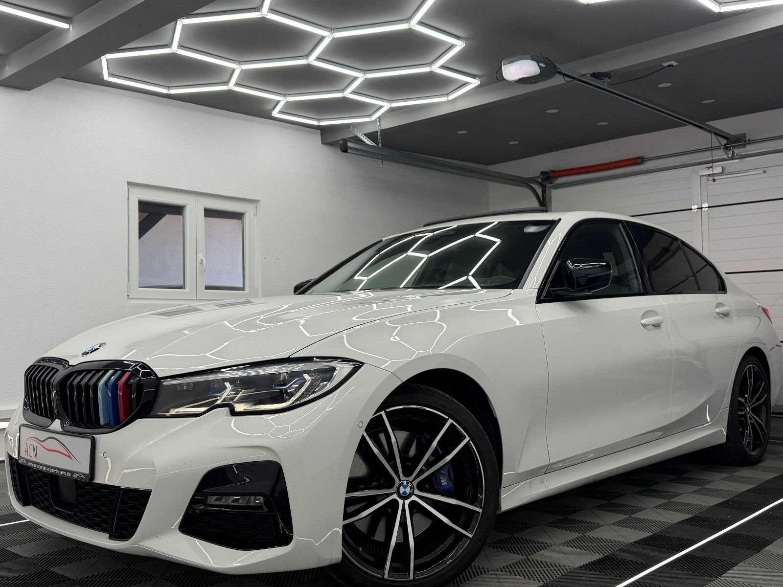 Fahrzeugabbildung BMW 330 i xDrive M SPORT/LASER/HuD/H&K/360*/MEMORY
