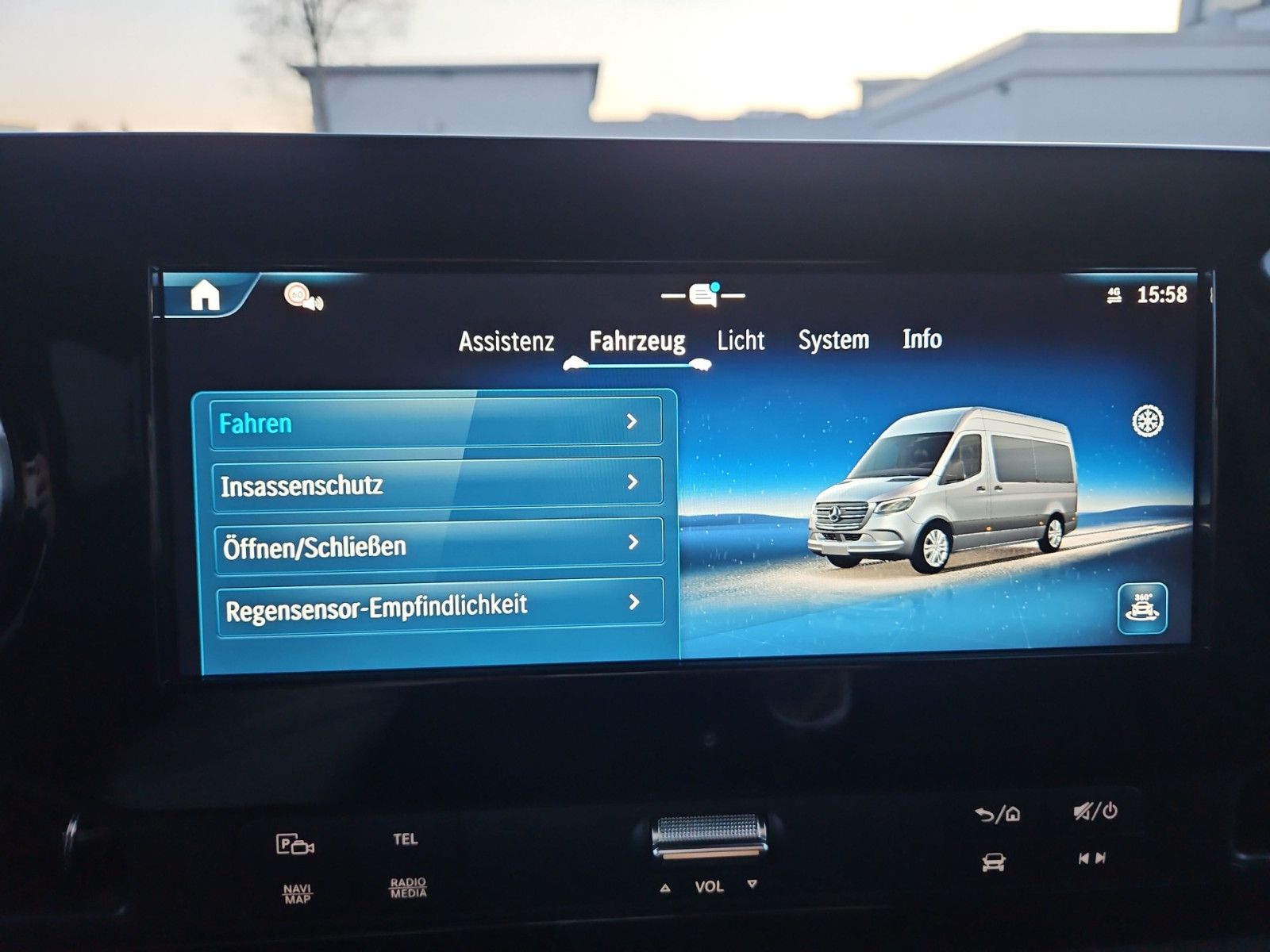Fahrzeugabbildung Mercedes-Benz Sprinter 317 Kombi L2H2 Mobility Rollstuhl Lift