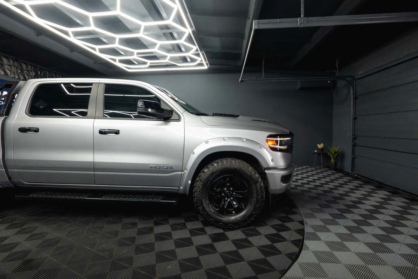 Fahrzeugabbildung Dodge RAM 5.7 V8 HEMI 4x4 LARAMIE Limited Offroad LED