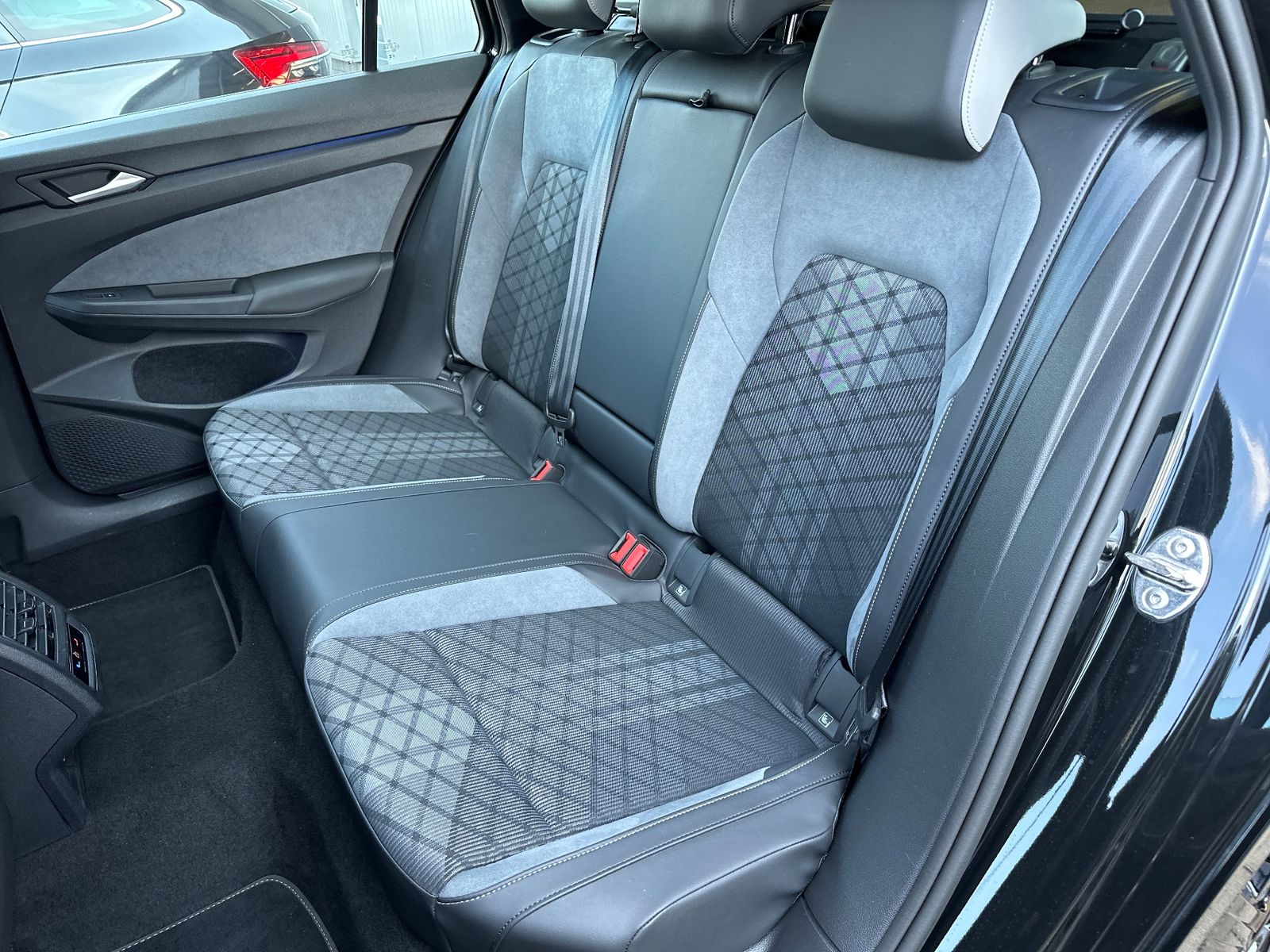Fahrzeugabbildung Volkswagen Golf Variant R-Line NAV+IQ-LIGHT+ACC+PANO+