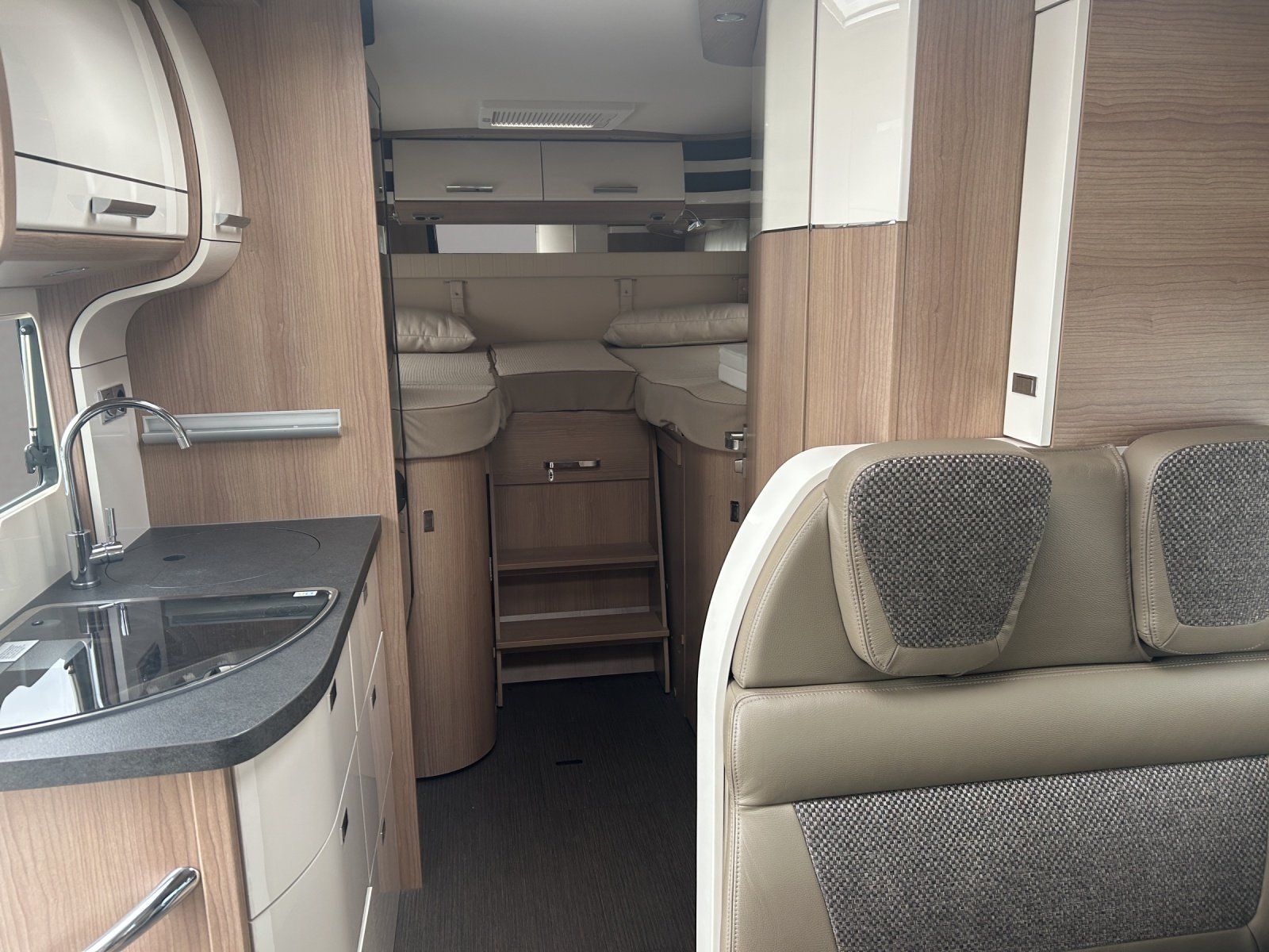 Fahrzeugabbildung Carthago C-Tourer T 143 LE Sprinter 417 CDI DISTRO LED TV