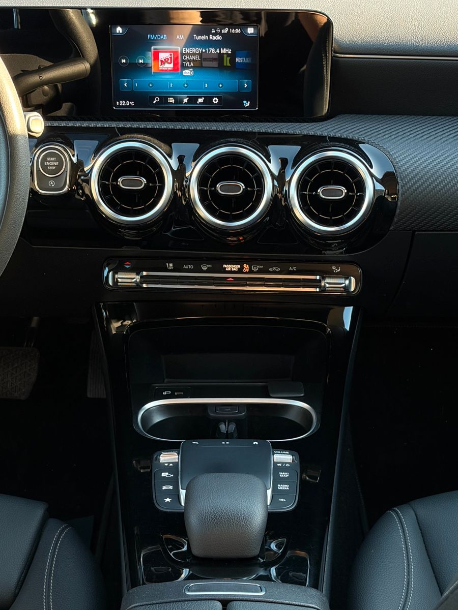 Fahrzeugabbildung Mercedes-Benz CLA 180 SB SHZ LKA MBUX CarPlay TEMP KLIMA Navi