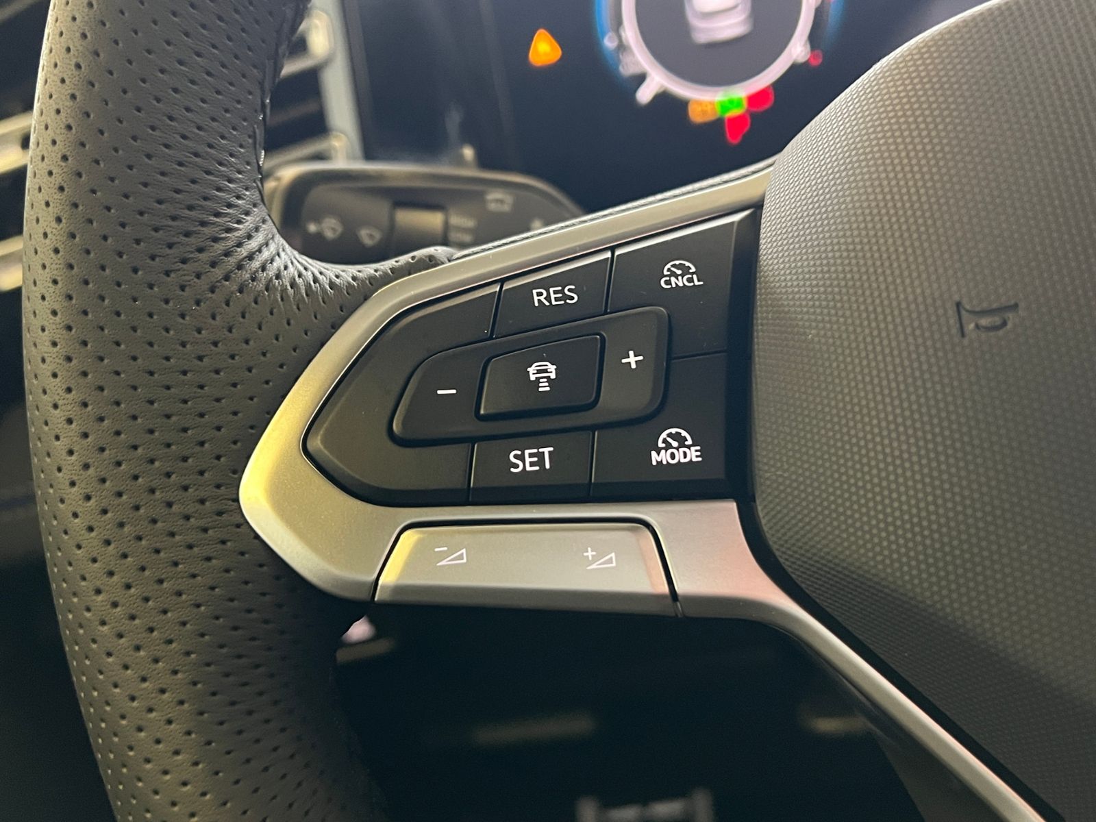 Fahrzeugabbildung Volkswagen Tiguan R-Line 1.5 eTSI DSG *AHK, IQ.Light, DCC,