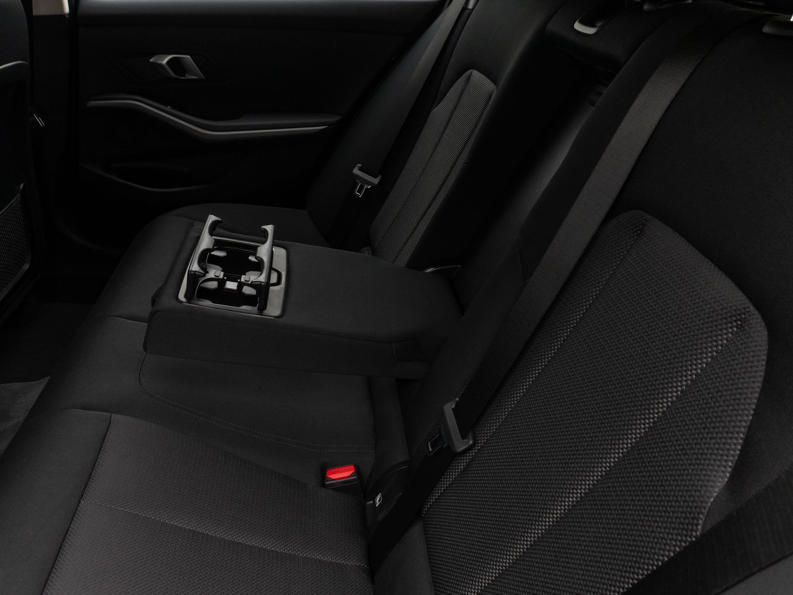 Fahrzeugabbildung BMW 330i HUD DAB CockPitPro DrivAssist PDC LED Alarm