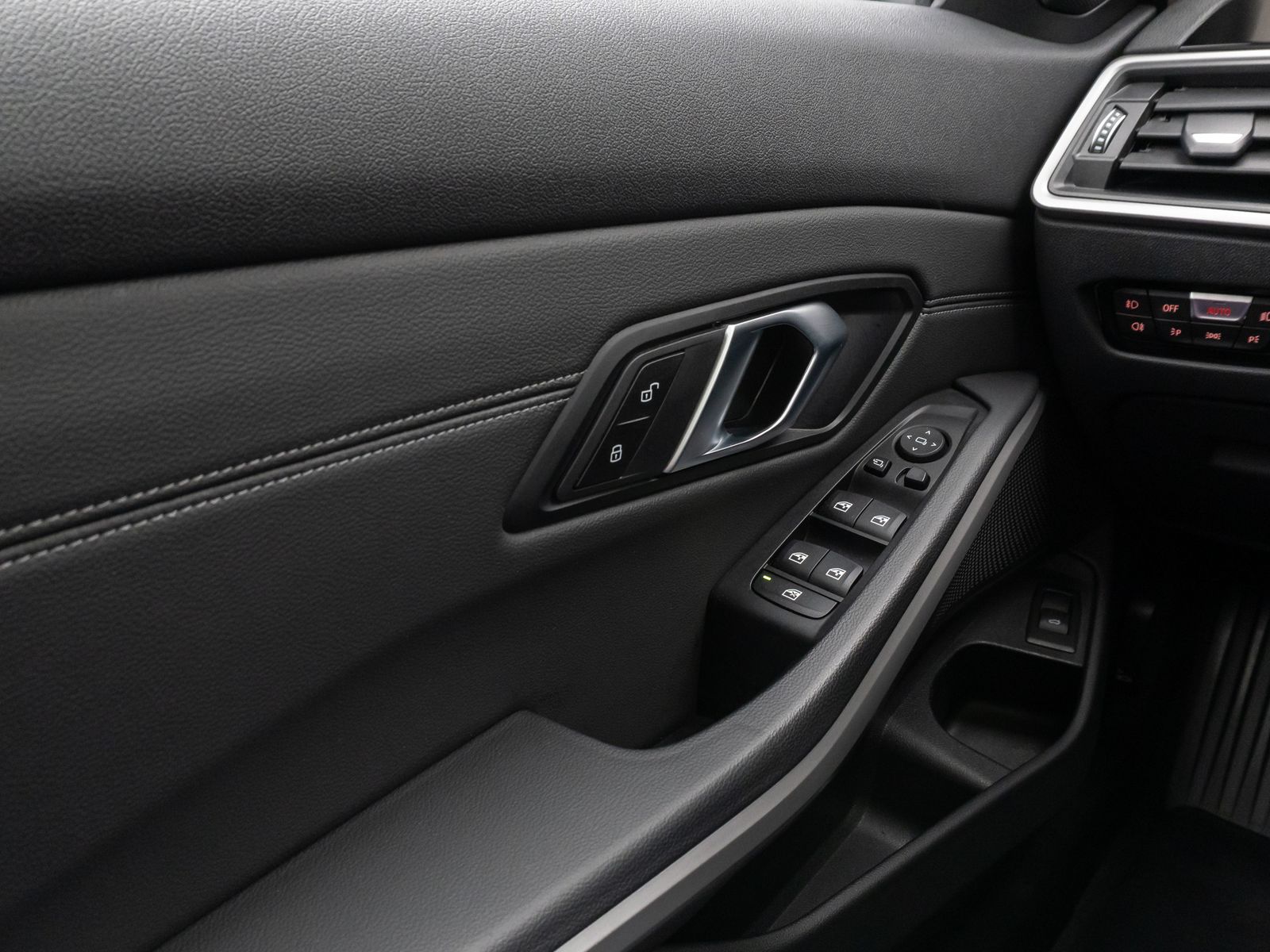 Fahrzeugabbildung BMW 320d Panorama DAB HiFi Lenkrhzg PDC AHK Alarm