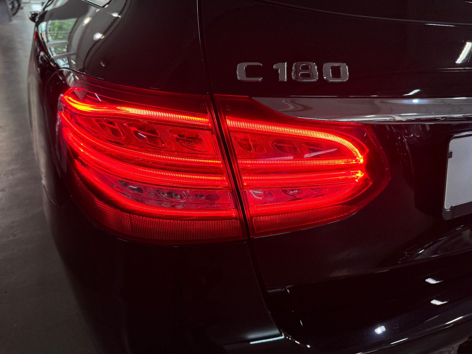 Fahrzeugabbildung Mercedes-Benz C 180 T CGI 9GT 2X AVANTGARDE PANO ILS NAVI AHK