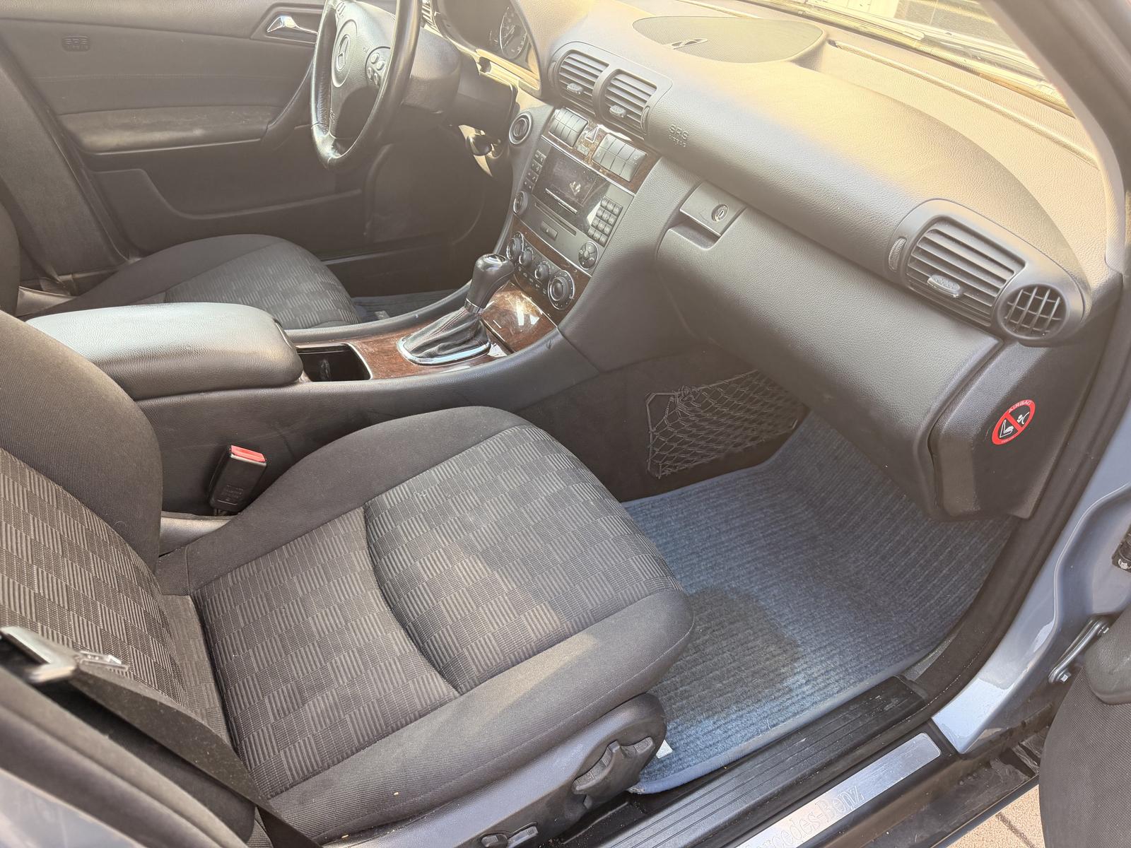 Mercedes-Benz C200 2005 — photo 12