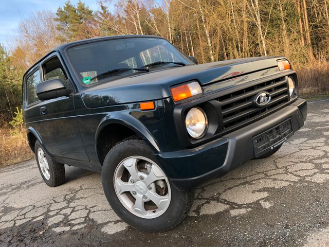 Lada Niva Urban 4x4 AHK 1,9t 1 Hd LM Radio Versiegelt