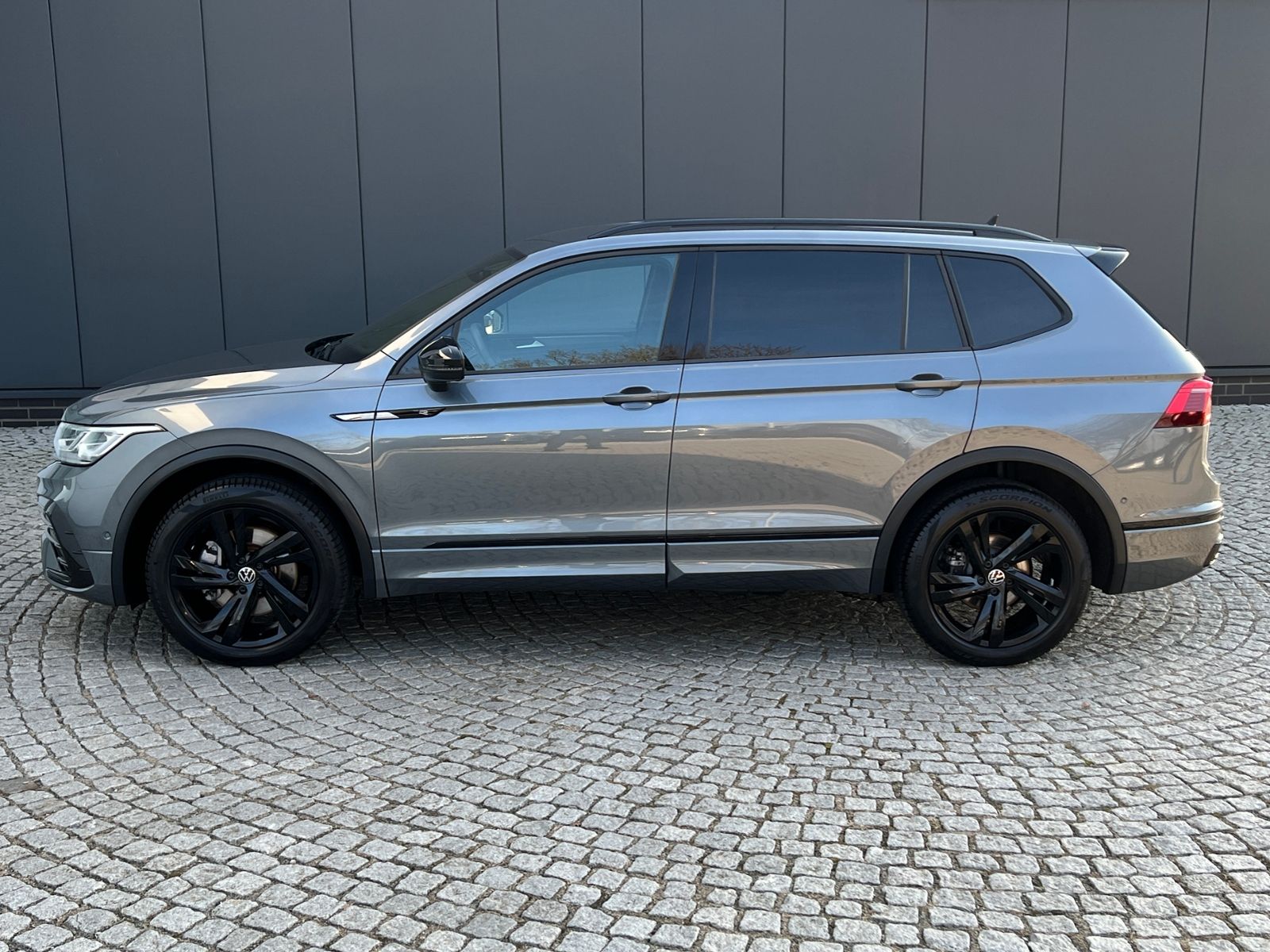 Fahrzeugabbildung Volkswagen Tiguan Allspace R-Line 2.0 TDI DSG 4MOTION *AHK,