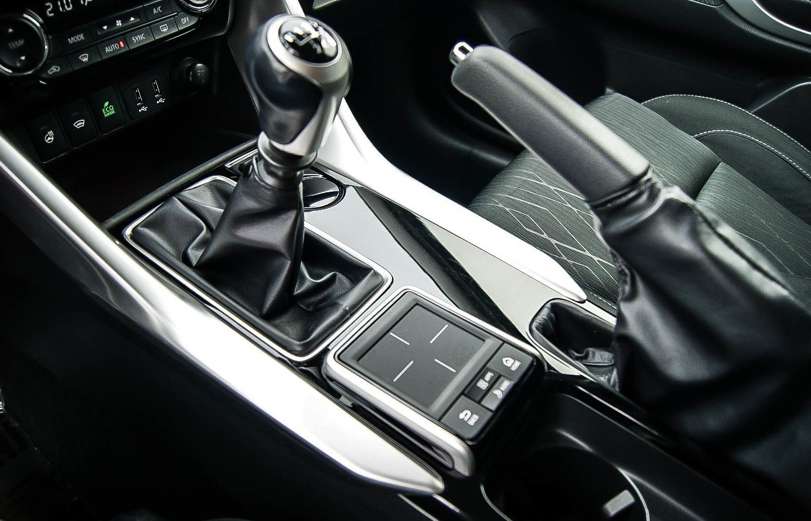 Fahrzeugabbildung Mitsubishi Eclipse Cross Intro Edition2WD 1HAND LED HEAD-UP