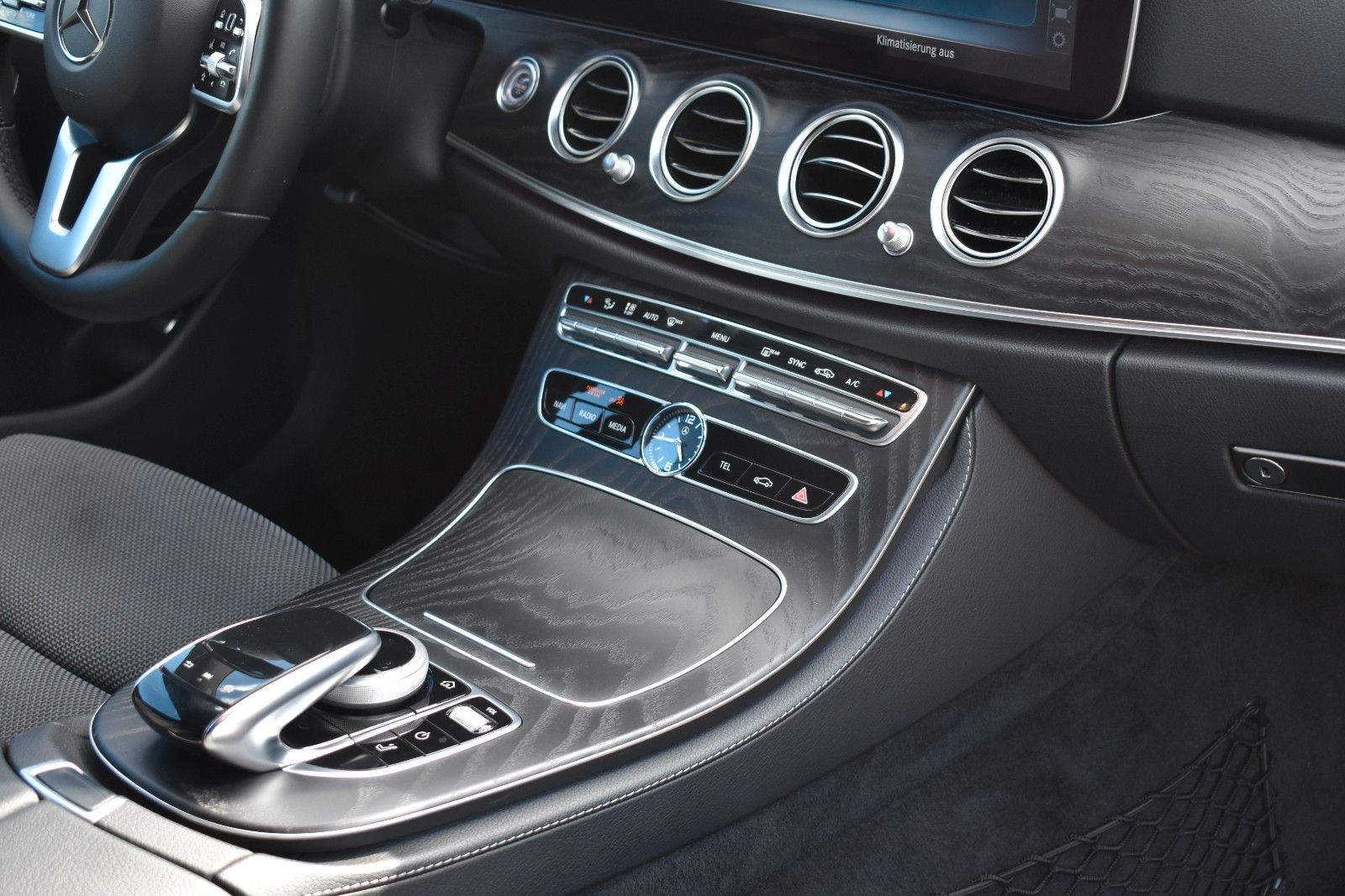 Fahrzeugabbildung Mercedes-Benz E 350d T-Modell HUD/BURMESTER/CARPLAY/LED/KAMERA