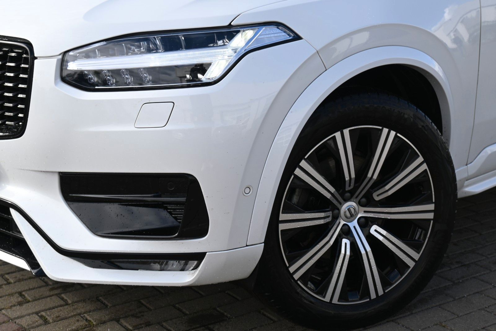 Fahrzeugabbildung Volvo XC90 B5D AWD Plus Dark*STDHZG*PANO*LUFT*360°*AHK