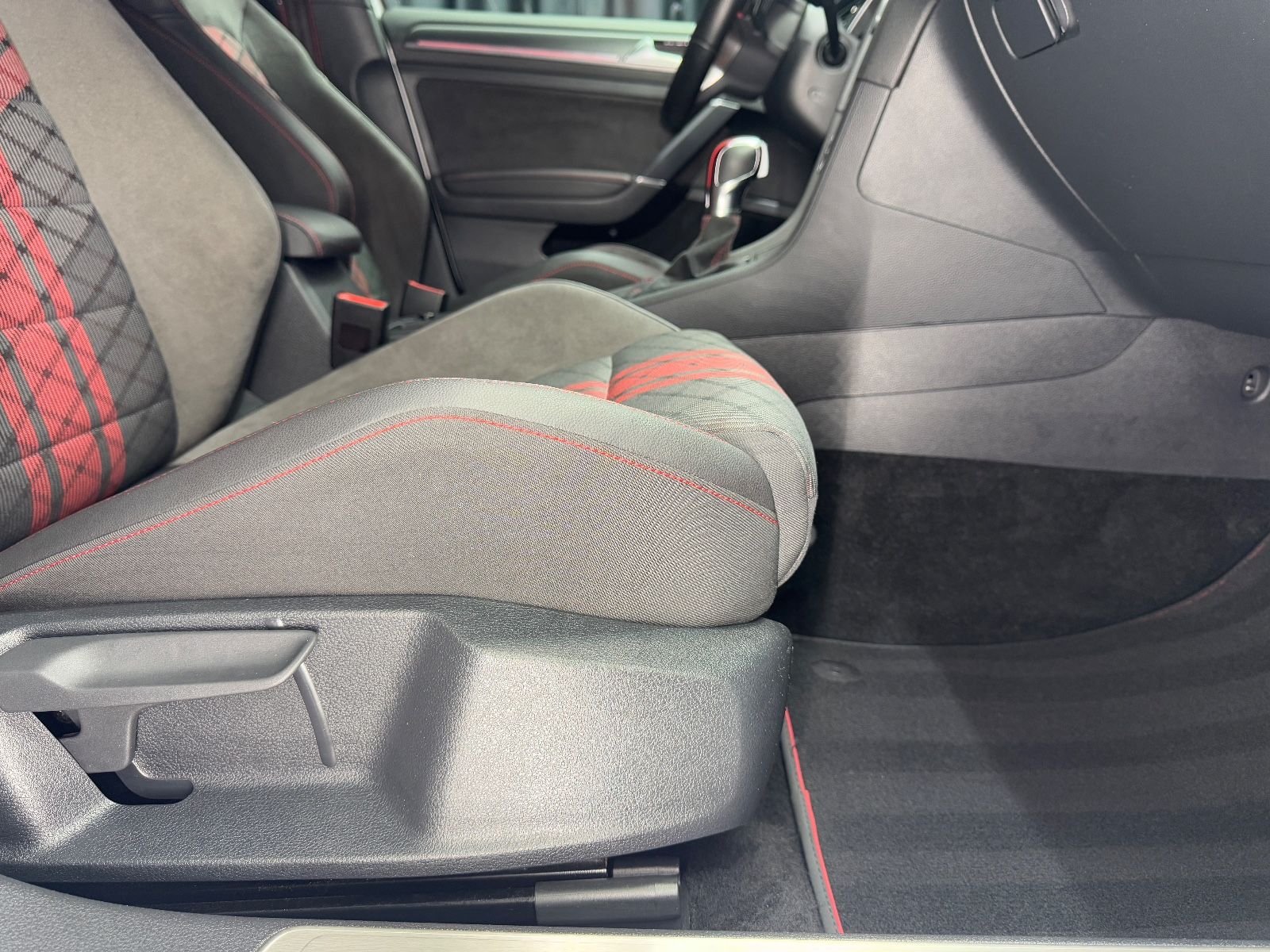 Fahrzeugabbildung Volkswagen Golf VII Lim. GTI TCR|DSG|NAVI|KAMERA|ACC|