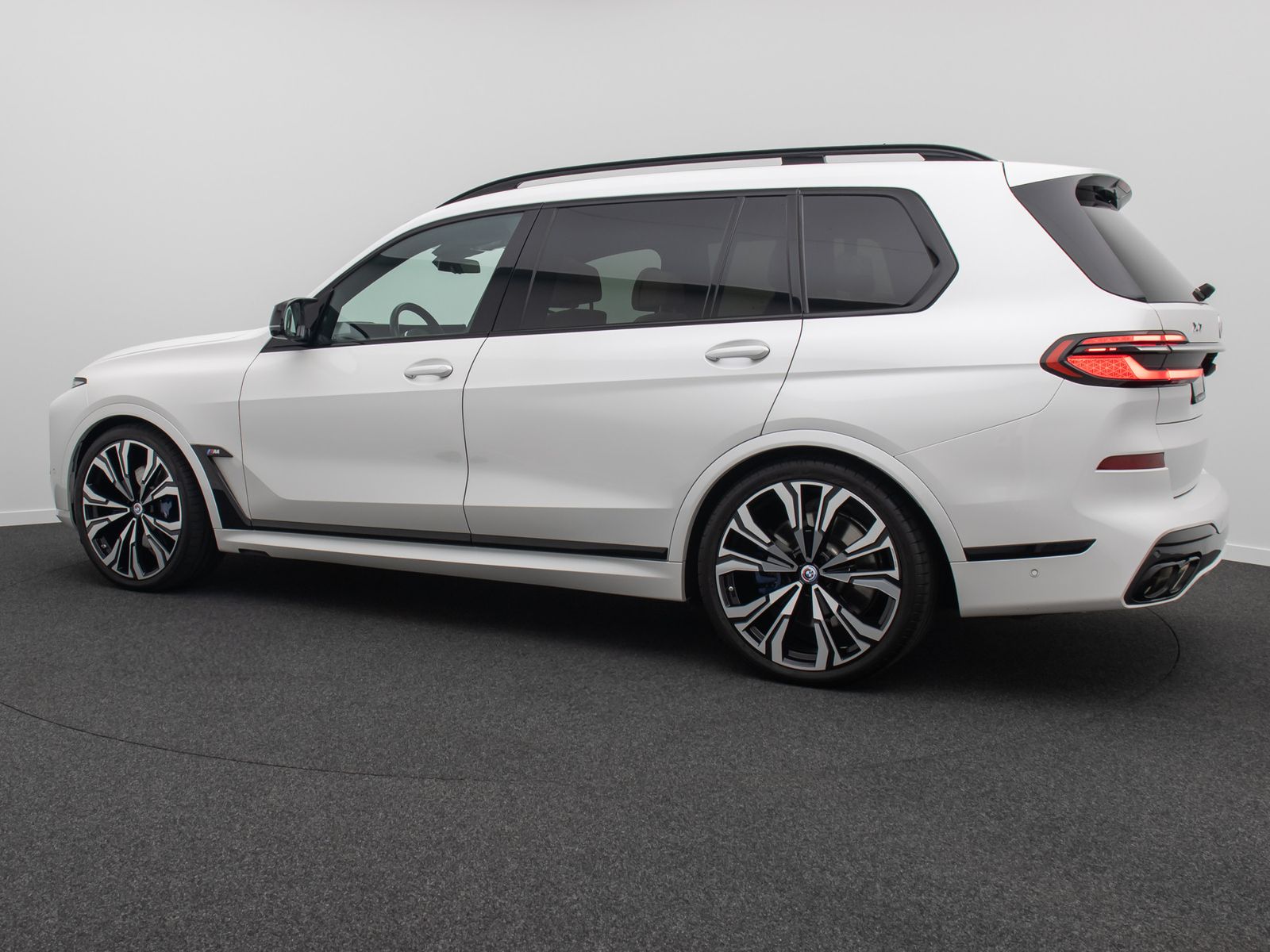Fahrzeugabbildung BMW X7 M60i xD Individual HUD B&W SoftCL 23Zoll VOLL
