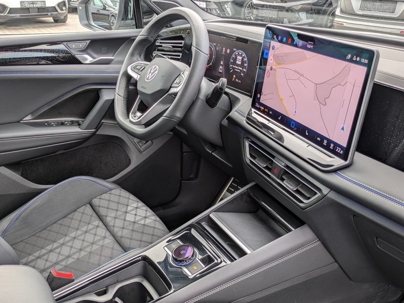 Fahrzeugabbildung Volkswagen Tiguan 2.0 TDI 4M R-Line PANO*H&K*AHK*MATRIX*20"