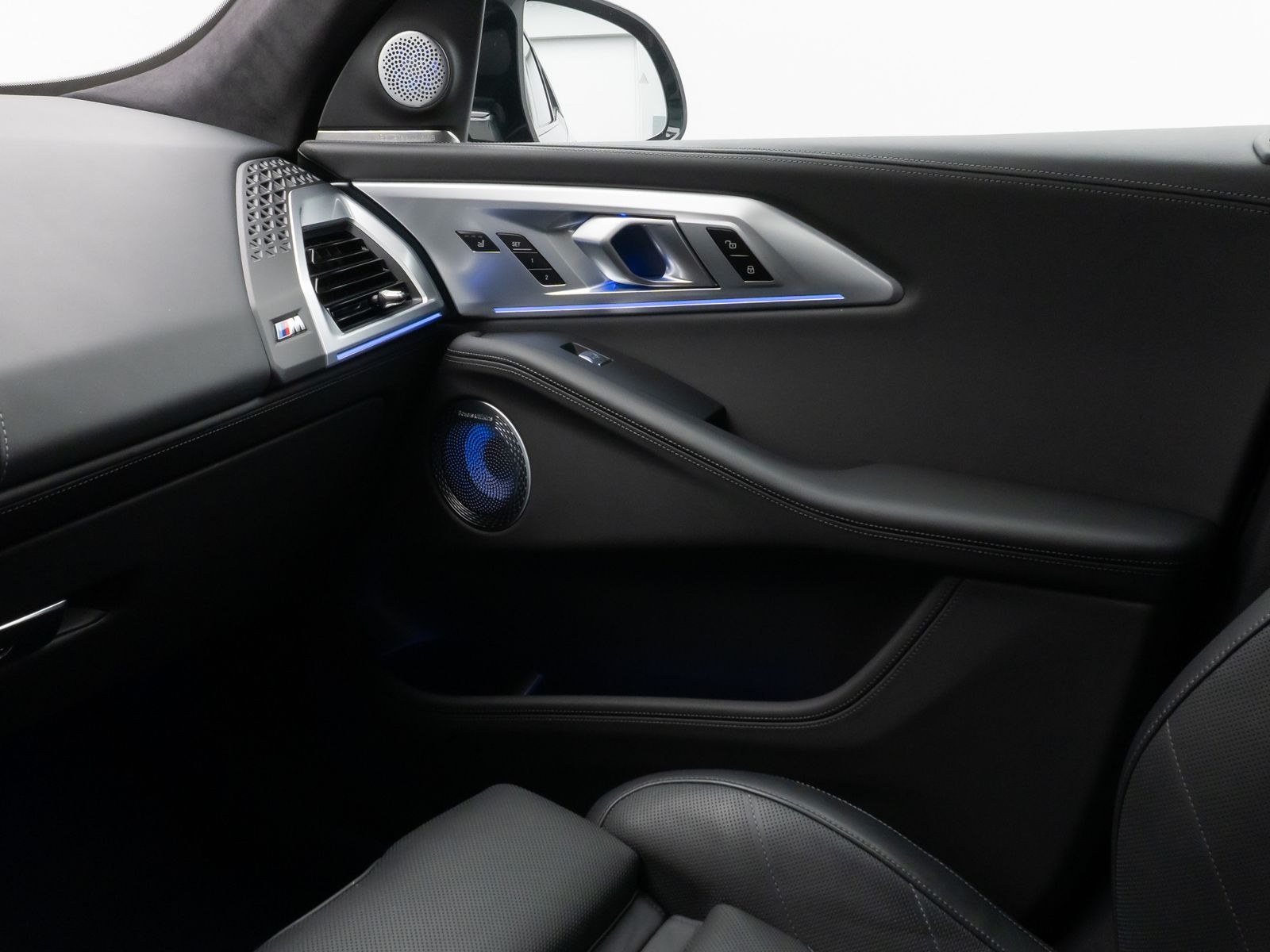 Fahrzeugabbildung BMW XM 360° HUD DAB B&W Massage SoftCl AHK 23Zoll