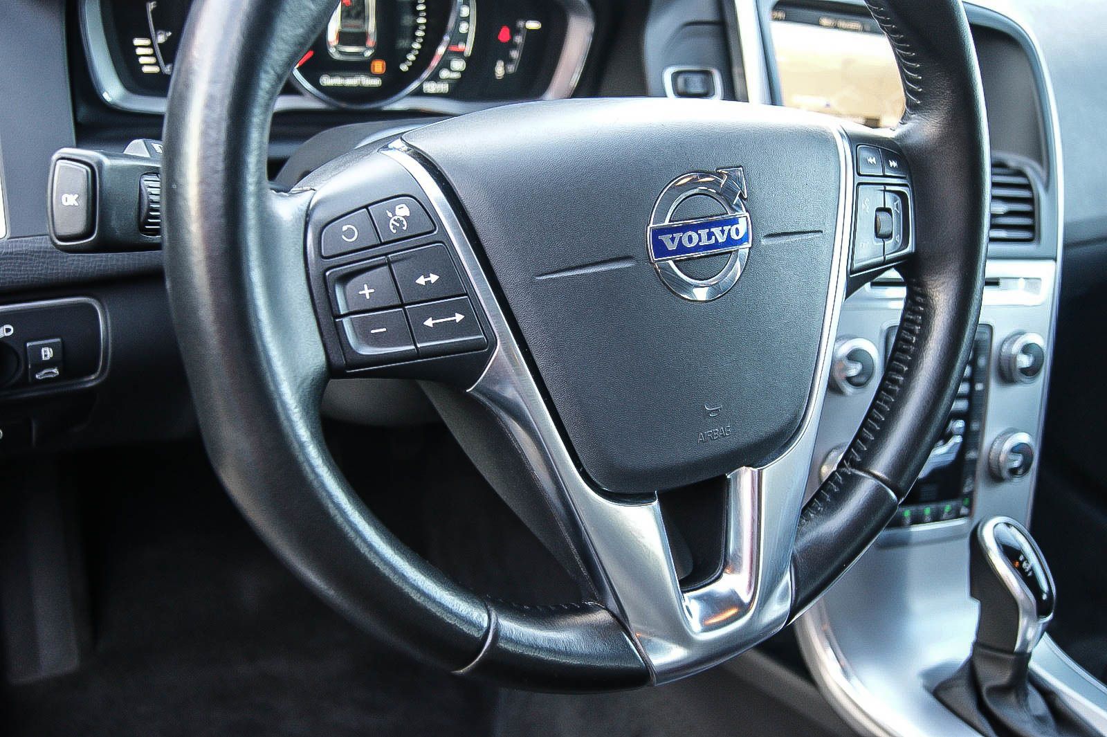 Fahrzeugabbildung Volvo XC60 D5 24 Summum AWD PANO STANDHZG KAMERA LEDER