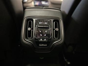 2020 Aston Martin DBX 缩略图 15