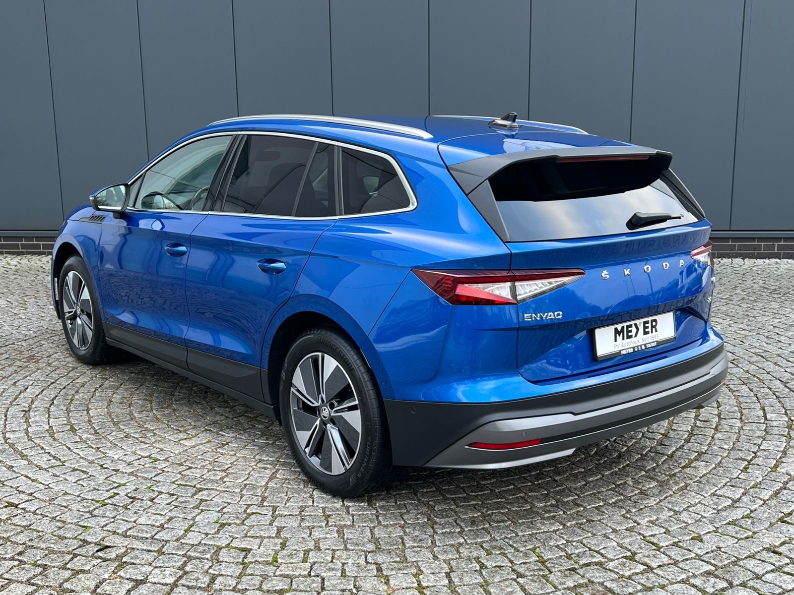 Fahrzeugabbildung SKODA Enyaq iV 80 Loft *AHK, 360°-Kamera,Navi,19" LM F