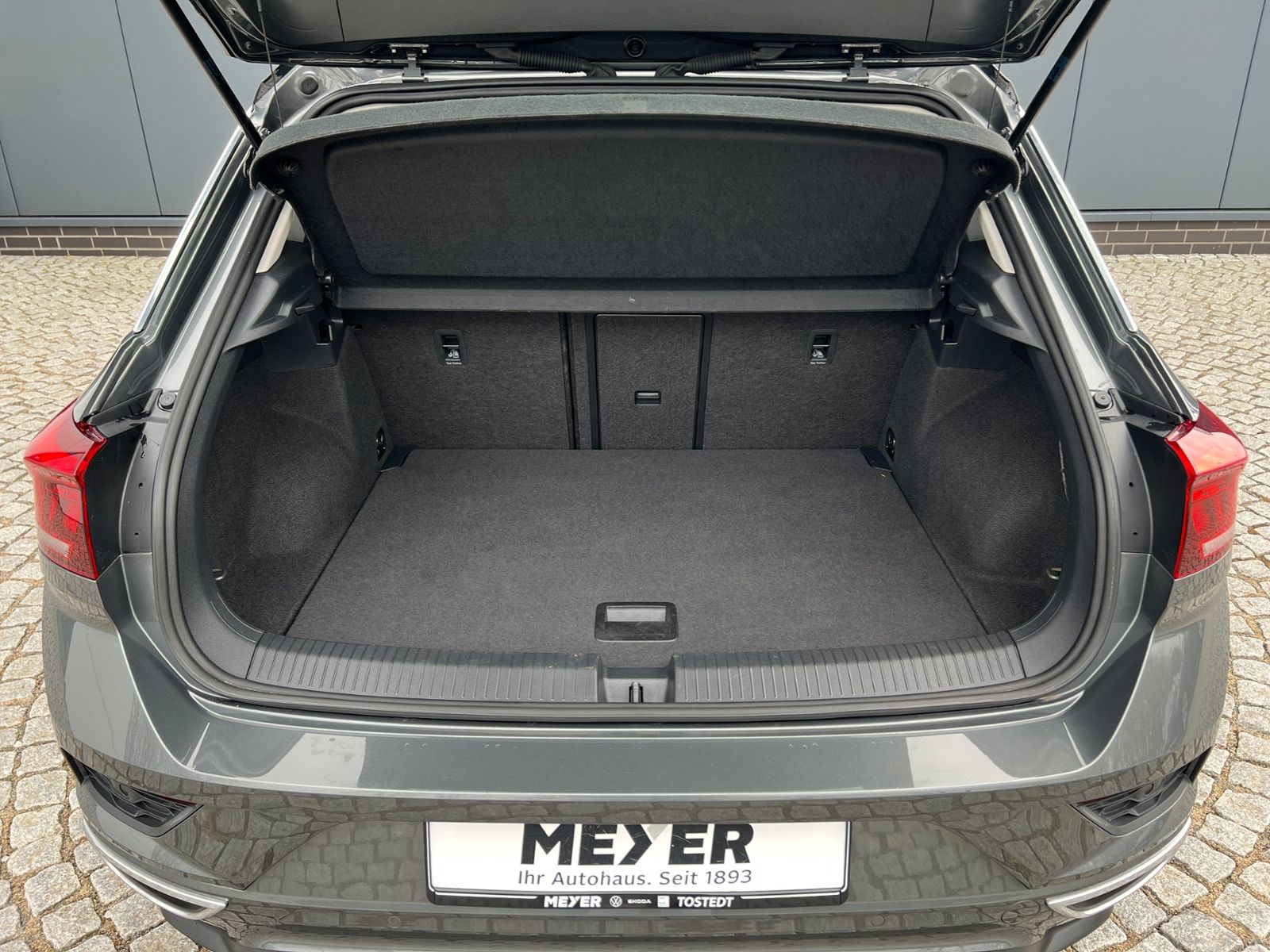 Fahrzeugabbildung Volkswagen T-Roc R-Line 1.5 TSI IQ.DRIVE *AHK, Climatronic,