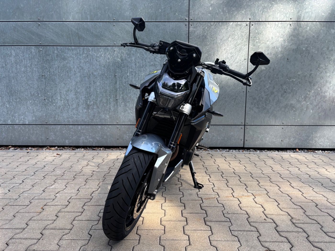 Fahrzeugabbildung BMW F 900 R kurzer Kennzeichenhalter, Lenkerendspieg