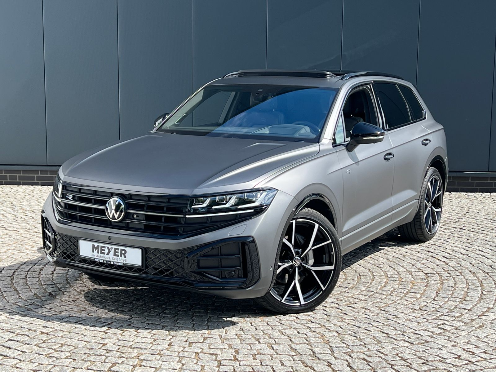 Fahrzeugabbildung Volkswagen Touareg R-Line 3.0 TDI 4MOTION *AHK, Luft, Pano,