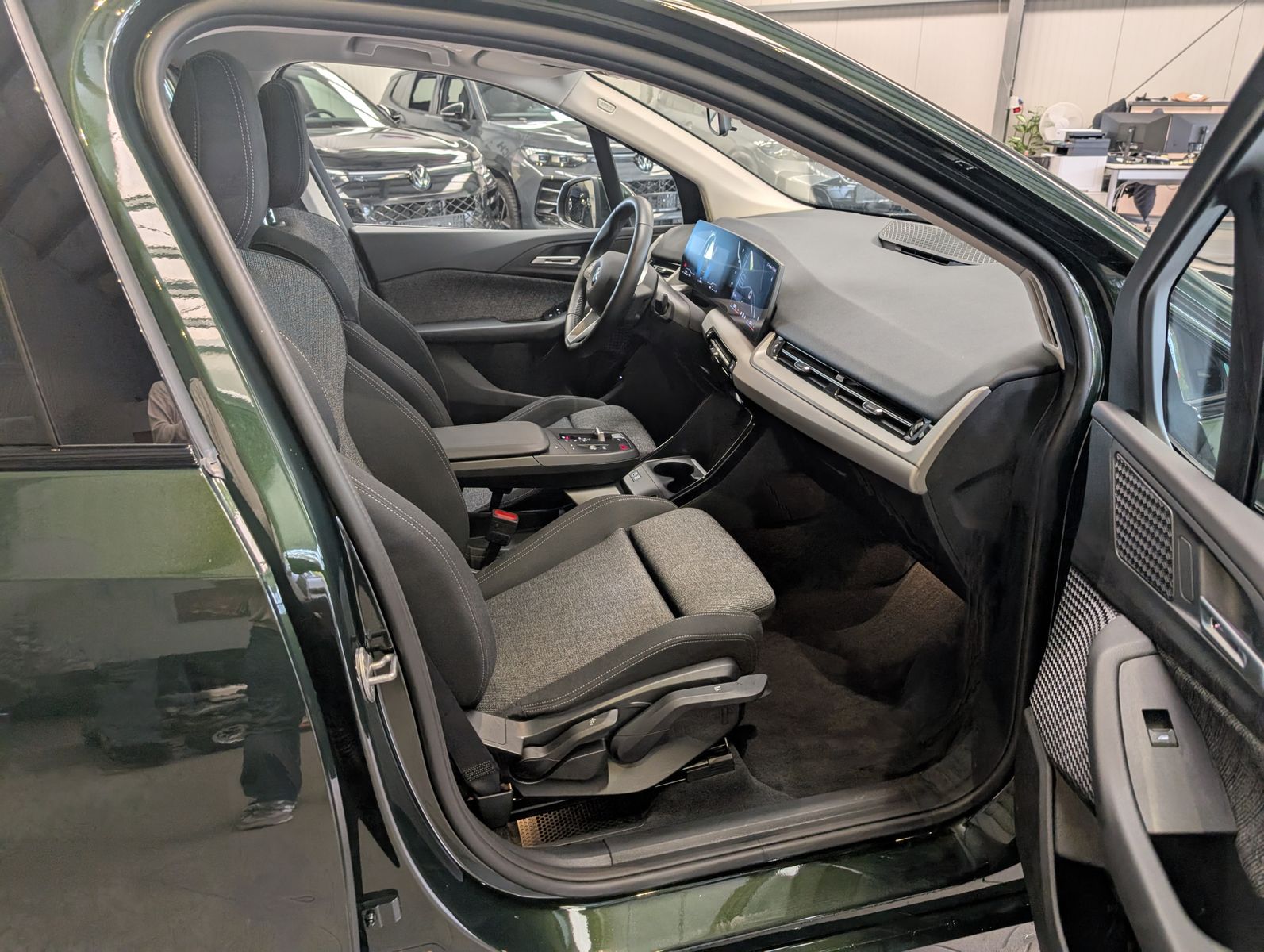 Fahrzeugabbildung BMW 218 Active Tourer d AHK Pano Cam Travel-Paket