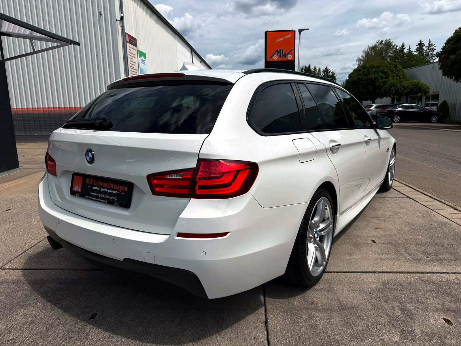 Fahrzeugabbildung BMW 530d Touring xDrive M-Sport PDC PANO SHZ AHK BT