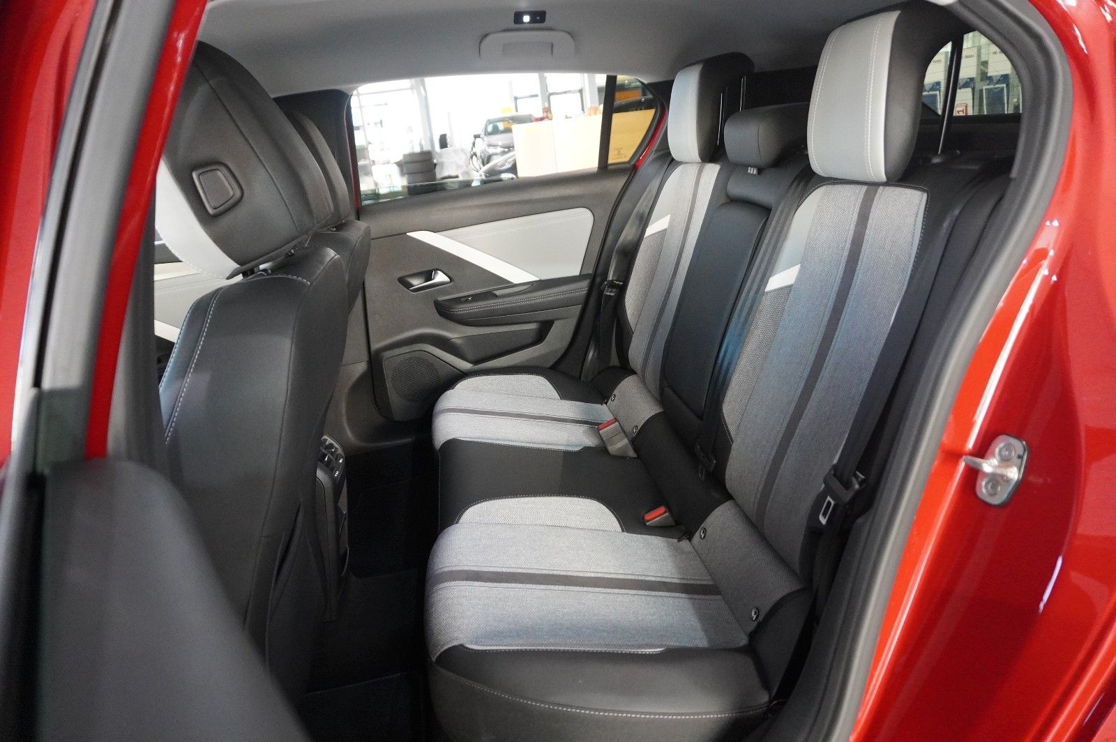 Fahrzeugabbildung Opel Astra L Lim. 1.6 HYBRID ELEGANCE NAVI/KAMERA/AHK