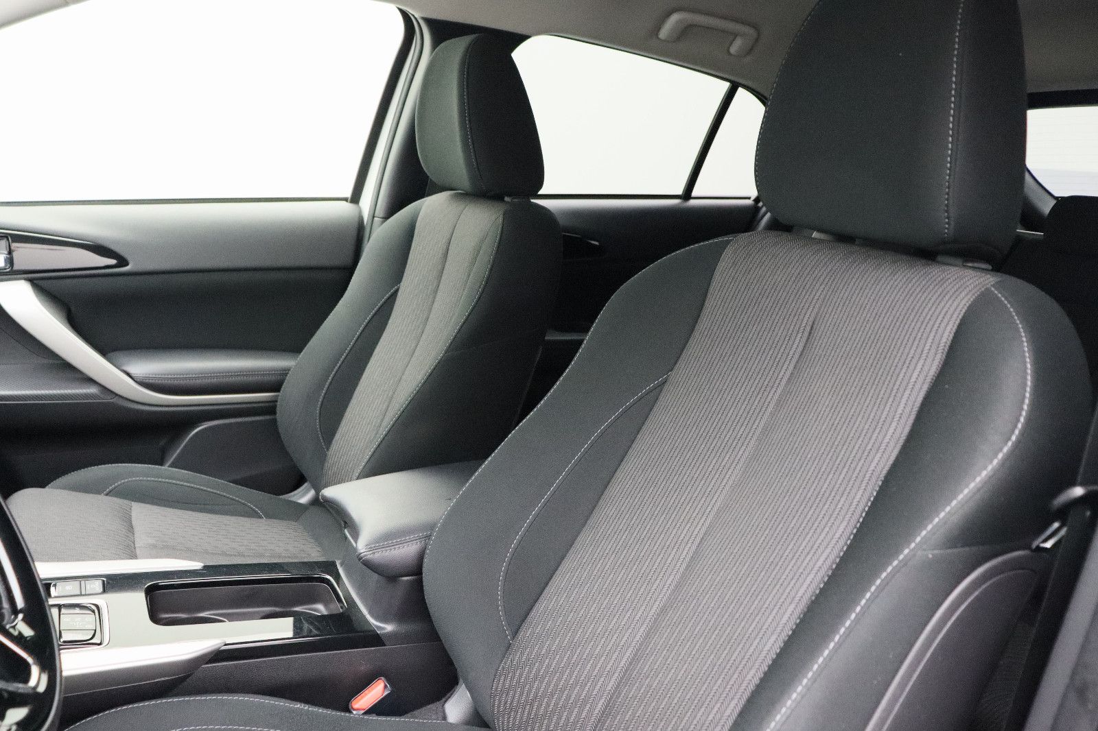 Fahrzeugabbildung Mitsubishi Eclipse Cross 2.4 Basis Hybrid 4WD