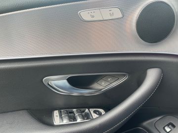Fahrzeugabbildung Mercedes-Benz E 220d 9-AT WIDESCREEN COMAND AMG-Line