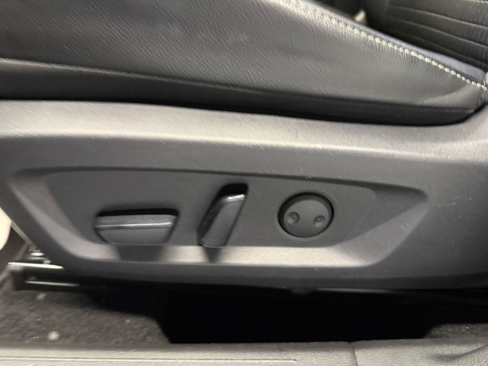 Fahrzeugabbildung Nissan Qashqai Tekna - Pano, HeadUp, Teilleder