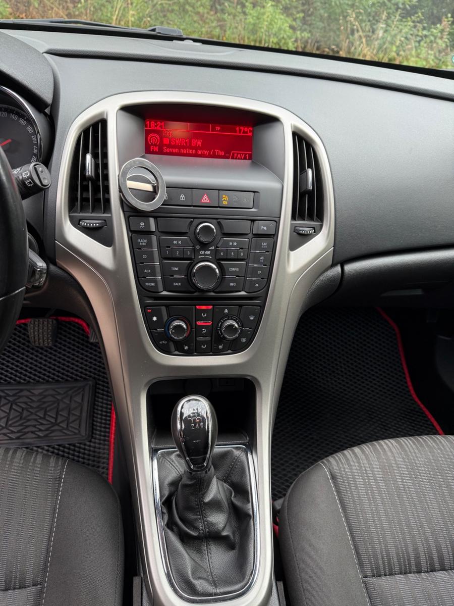Opel Astra 2011 — photo 13