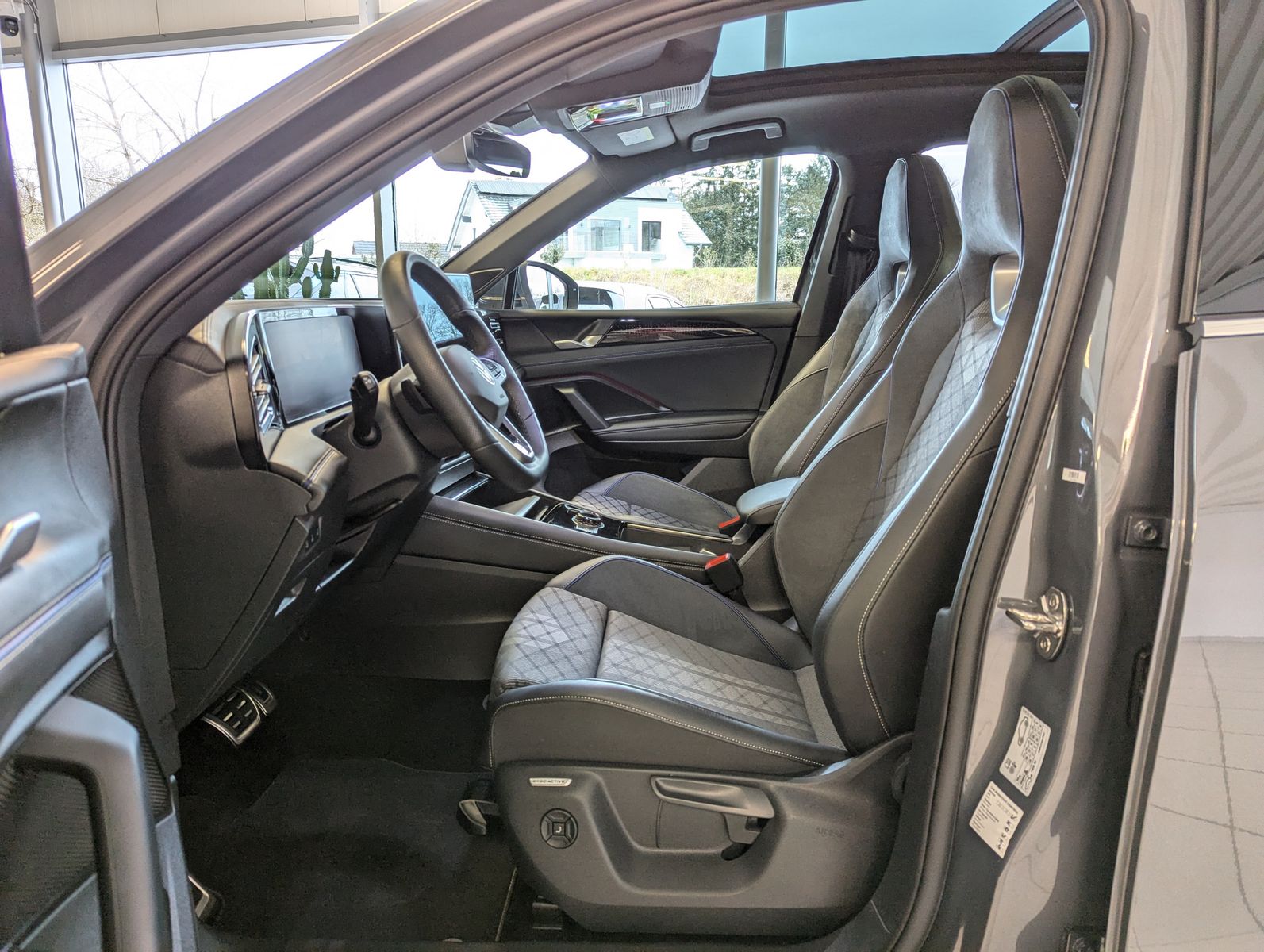 Fahrzeugabbildung Volkswagen Tiguan 2.0TDI R-Line 4M Pano H/K AHK Matrix 20"