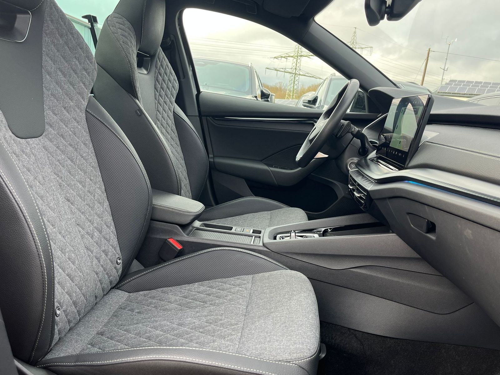 Fahrzeugabbildung SKODA Octavia 1.5 DSG Sportline PANO*MATRIX*AHK*5J.GAR